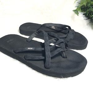 TEVA BLACK size 10 sandals. Narrow.